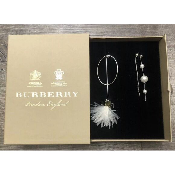 Burberry Asymmetrical Silver Tone Earrings Ostrich Feather Pearl Chain Drop‎ NIB
